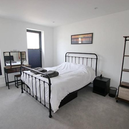 Modern Home For Small Groups By Stones Throw Apartments - Free Parking - Sea View Worthing Bagian luar foto