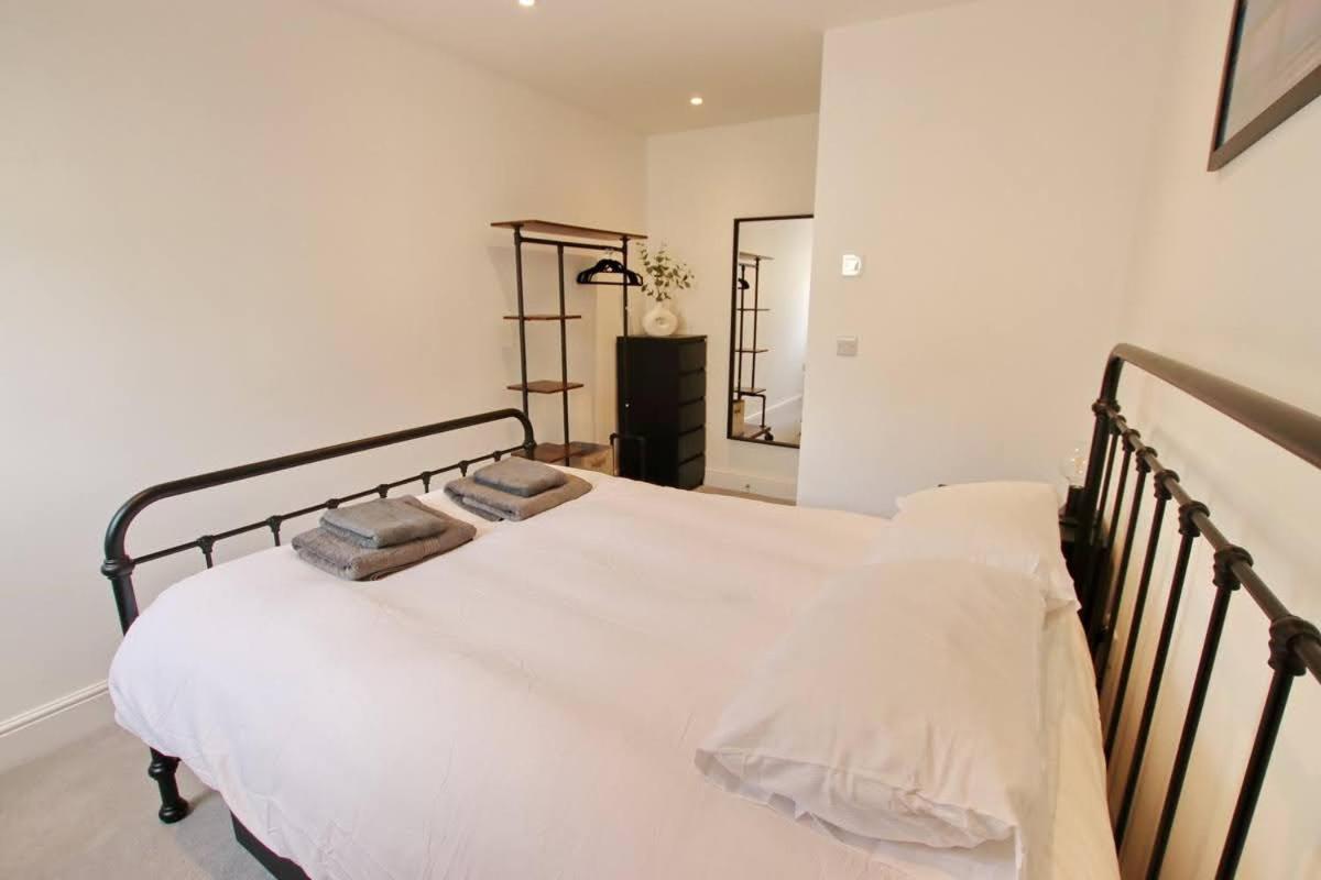 Modern Home For Small Groups By Stones Throw Apartments - Free Parking - Sea View Worthing Bagian luar foto