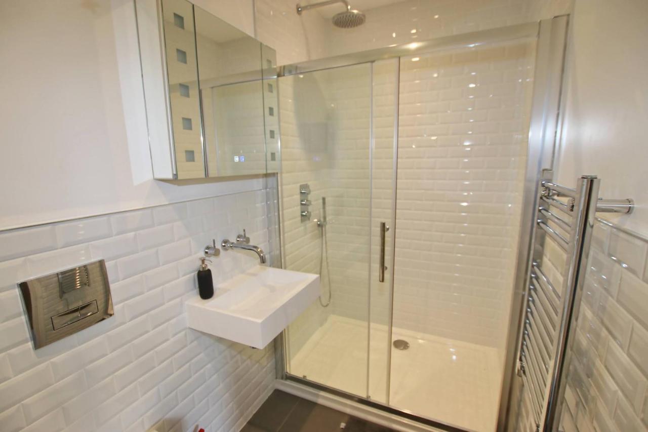 Modern Home For Small Groups By Stones Throw Apartments - Free Parking - Sea View Worthing Bagian luar foto